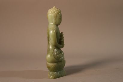 null CHINE, vers 1900	
Statuette d'Amitayus en jade (néphrite) céladon, assis en...