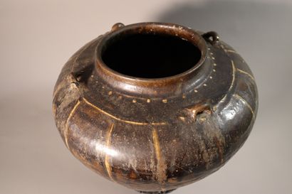 null CHINE, HENAN, Dynastie SONG (960 - 1279)	
Grande jarre côtelée à anses en grès...