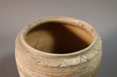 null VIETNAM, XIIe/XIIIe siècle	
Pot balustre en grès émaillé beige, 
l'épaule ornée...