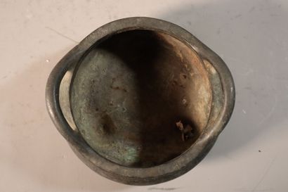 null CHINE, XIXe siècle	
Brûle-parfum tripode en bronze à patine brune à deux anses.
Au...