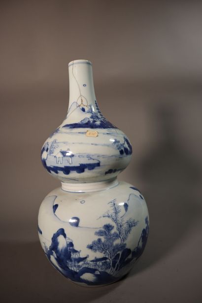 null CHINE, Epoque KANGXI (1662 - 1722)	
Grand vase de forme double gourde en porcelaine...