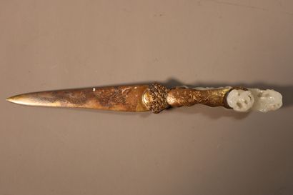 null CHINE, XVIIIe siècle	
Coupe papier formé par une fibule en jade (néphrite) céladon...