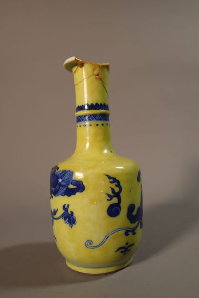 null CHINE, Epoque KANGXI, (1662 - 1722)	
Vase de forme mallet en porcelaine 
décorée...