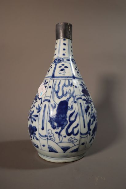 null CHINA, Kraak, WANLI period (1572 - 1620)
Porcelain bottle 
decorated in blue...