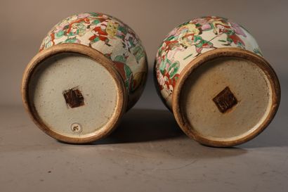 null CHINA, Nanjing, About 1900
Pair of porcelain baluster potiches
with polychrome...