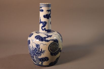 null CHINE POUR LE VIETNAM, XIXe siècle	
Vase de forme bouteille en porcelaine 
décorée...