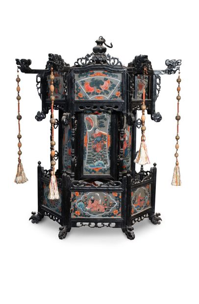 null CHINE, vers 1900	
Deux lanternes en bois et peintures fixées sous verre 
à décor...