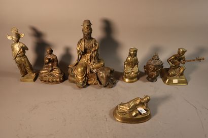 null CHINE et THAILANDE, XXe siècle
Ensemble de sept statuettes en bronze dépatiné
représentant...