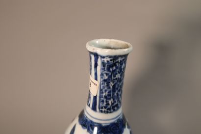 null CHINE, Epoque WANLI (1572 - 1620)	
Vase de forme double gourde en porcelaine...