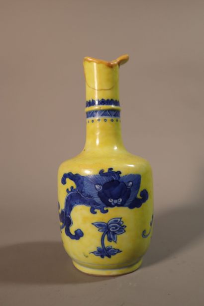 null CHINE, Epoque KANGXI, (1662 - 1722)	
Vase de forme mallet en porcelaine 
décorée...