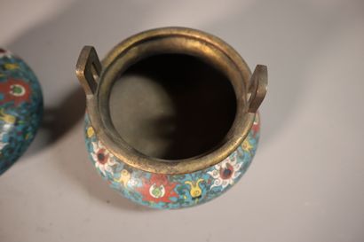 null CHINE, XIXe siècle	
Paire de brûle-parfums tripodes en bronze et émaux cloisonnés...