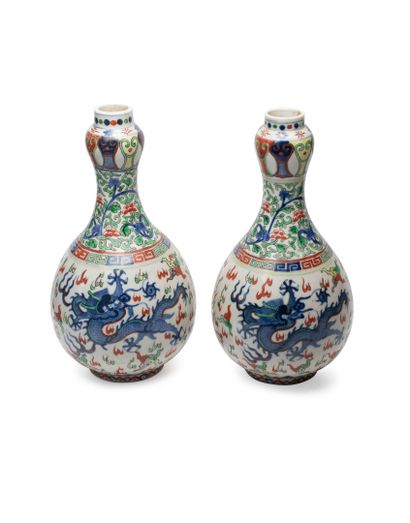 null CHINA, 19th century
Two "suantouping" (garlic clove) porcelain vases decorated...