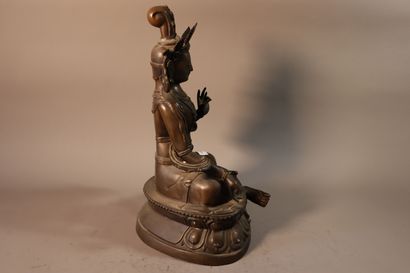 null TIBET, vers 1900	
Statuette de Tara verte en bronze à patine brune, 
assise...