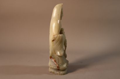 null CHINE, vers 1900	
Statuette de Guanyin debout en jade (néphrite) grise
tenant...