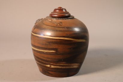 null VIETNAM, XIIe/XIIIe siècle	
Pot en grès émaillé brun et beige transformé en...