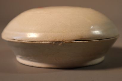 null CHINE, XVIIIe siècle	
Boîte de forme lenticulaire en porcelaine émaillée blanche...