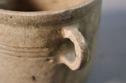 null VIETNAM, Tanhoa,XIIe/XIIIe siècle	
Pot à anse en grès émaillé beige craquelé...