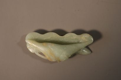 null CHINE, Dynastie QING (1644 - 1911)	
Feuille de lotus repliée en jade (néphrite)...