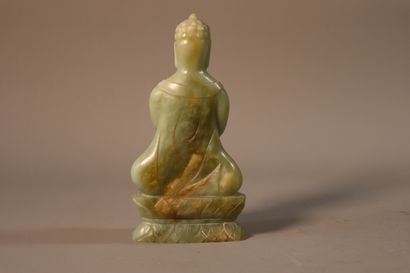 null CHINE, vers 1900	
Statuette d'Amitayus en jade (néphrite) céladon, assis en...