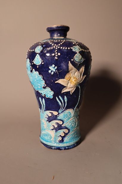 null CHINE, Dynastie MING (1368 - 1644), Fin XVe/Début XVIème siècle	
Vase de forme...