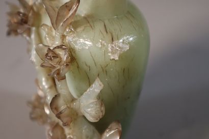 null CHINE, XIXème siècle
Vase couvert en néphrite céladon et brun, 
à décor ajouré...