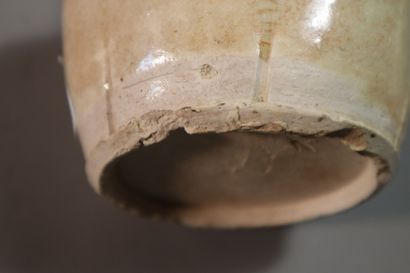 null VIETNAM, Tanhoa, XIIe/XIIIe siècle	
Pot en grès émaillé beige côtelé
l'épaule...