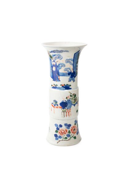 null CHINE, XIXe siècle	
Vase de forme "gu" en porcelaine 
décorée en bleu sous couverte,...