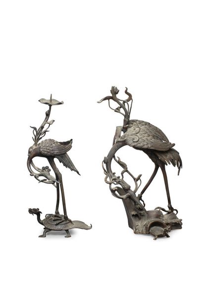null JAPON, Epoque MEIJI (1868 - 1912)	
Deux grues en bronze à patine brune, 
l'une...