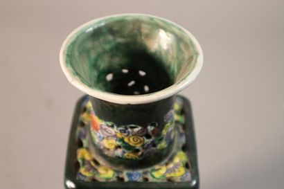 null CHINE, vers 1900	
Vase de forme carrée en porcelaine émaillée polychrome sur...