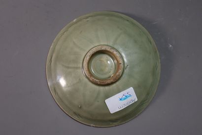 null CHINA? SONG Dynasty (960 - 1279)
Set of five celadon glazed stoneware bowls:
-...