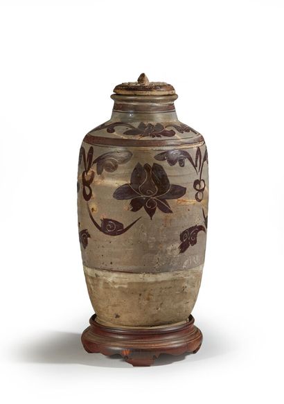 null CHINA, Cizhou kilns, MING Dynasty (1368 - 1644)
Oblong jar in beige glazed stoneware...