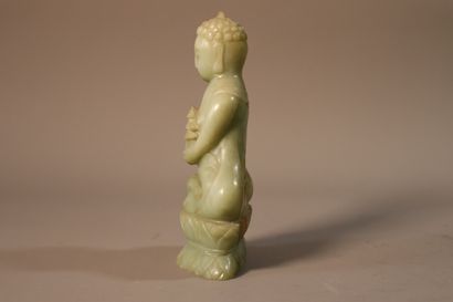 null CHINE, vers 1900	
Statuette d'Amitayus en jade (néphrite) céladon, assis en...