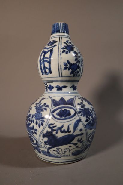 null CHINA, Kraak, WANLI period (1572 - 1620)
Vase of double gourd form in porcelain...