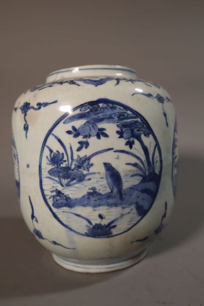 null CHINE, époque KANGXI (1662 - 1722)	
Pot en porcelaine décorée en bleu sous couverte...