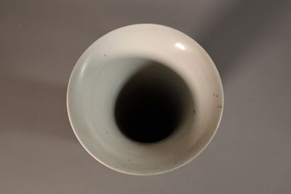 null CHINE, XIXe siècle	
Vase de forme "gu" en porcelaine 
décorée en bleu sous couverte,...