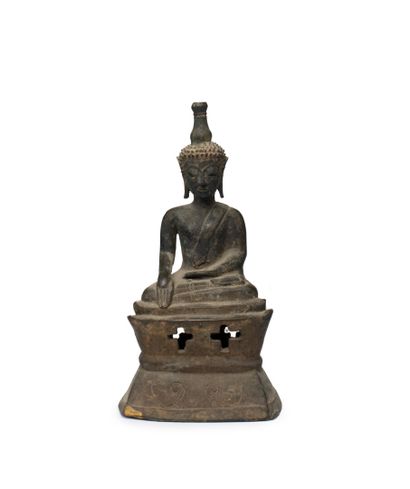 null LAOS, XVIIIe siècle	
Statuette de bouddha Maravijaya en bronze à patine brune
assis...