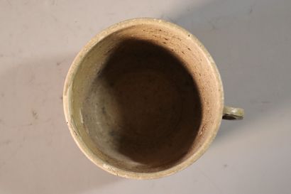 null VIETNAM, Tanhoa,XIIe/XIIIe siècle	
Pot à anse en grès émaillé beige craquelé...