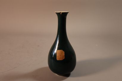 null CHINE, XVIIIe siècle	
Vase de forme bouteille en porcelaine émaillée verte
H.19,7...