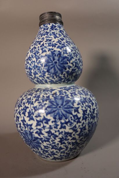 null CHINE, XIXe siècle	
Vase de forme double gourde en porcelaine 
décorée en bleu...