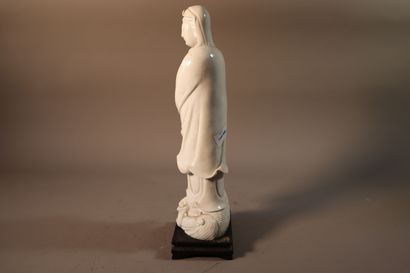 null CHINE, Dehua, XIXe siècle	
Statuette de Guanyin debout sur un socle en forme...