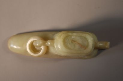 null CHINE, XXe siècle	
Verseuse archaïsante en jade (néphrite) céladon 
sculpté...