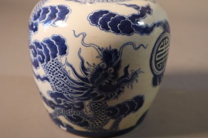null CHINE POUR LE VIETNAM, XIXe siècle	
Vase de forme bouteille en porcelaine 
décorée...