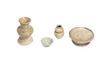 null VIETNAM, XIIe/XIVe siècle	
Coupe, petit vase, petit bol et deux vases balustres...