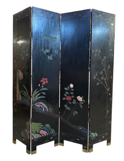 null CHINA, 20th century
Four-leaf screen in Coromandel lacquer
carved with birds...