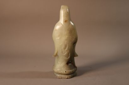 null CHINE, vers 1900	
Statuette de Guanyin debout en jade (néphrite) grise
tenant...