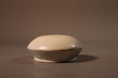 null CHINE, XVIIIe siècle	
Boîte de forme lenticulaire en porcelaine émaillée blanche...
