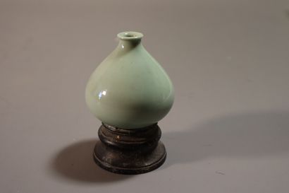 null CHINA, 19th century
Small low-bodied vase in light celadon enameled porcelain....