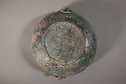 null CHINE, Dynastie HAN (206 av. JC - 220 ap. JC)	
Vasque en bronze à patine verte,...