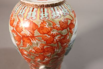 null CHINA, Republic period - MINGUO (1912 - 1949)
Vase with low body in polychrome...