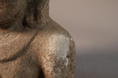 null VIETNAM, période CHAMPA, Xe/XIVe siècle	
Buste de divinité en grès gris
tenant...